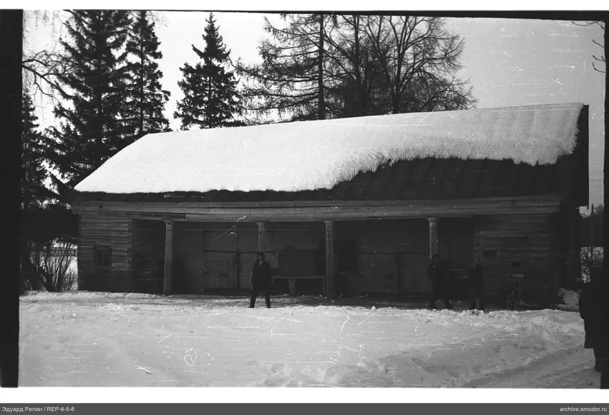 Holzgebäude mit Schnee und Menschen