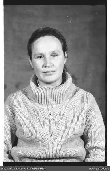 Porträt einer Frau in hellem Pullover