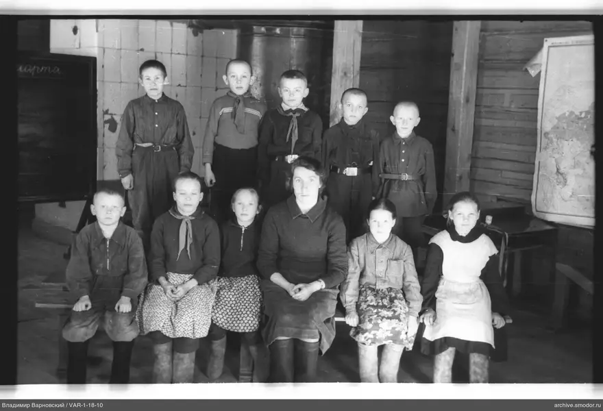 Gruppe von Kindern und Erwachsenem