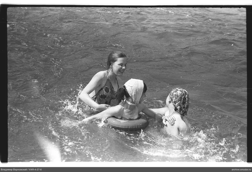 Mädchen im Wasser mit Wellen und Spritzern
