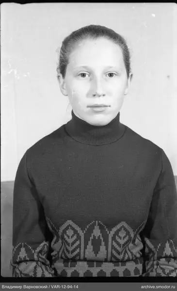 Porträt einer Frau im dunklen Pullover