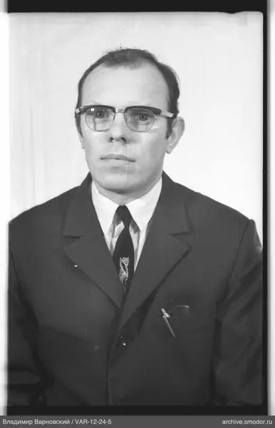 Porträt eines Mannes in Anzug und Brille