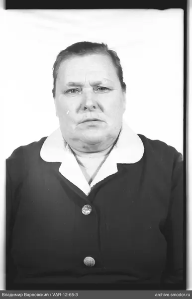Porträt einer Frau in dunklem Kleid