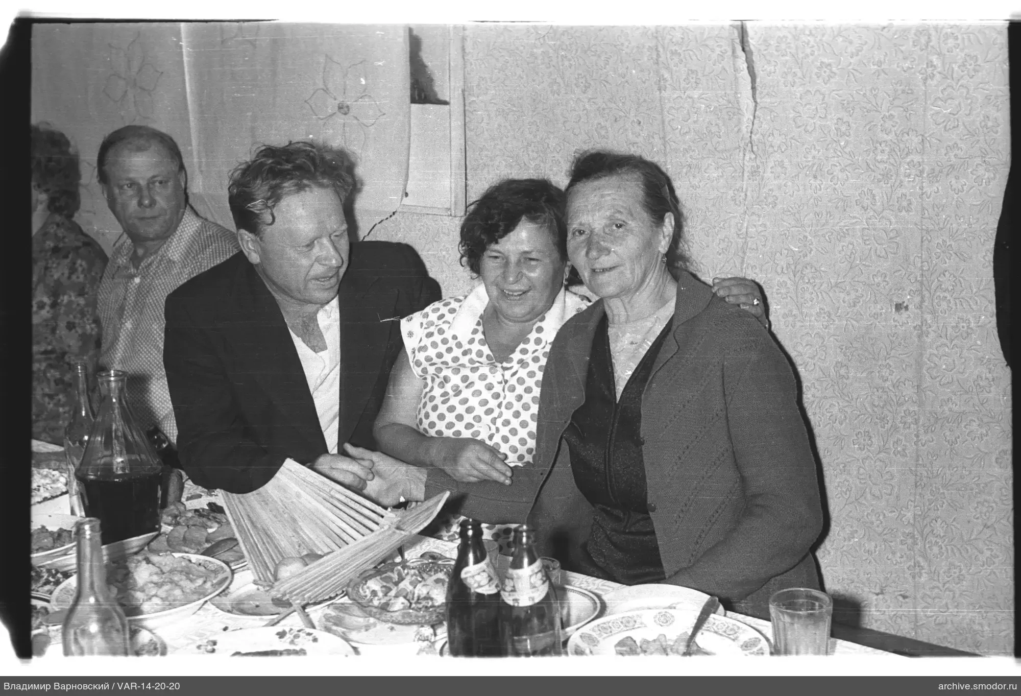 Gruppenporträt am Tisch