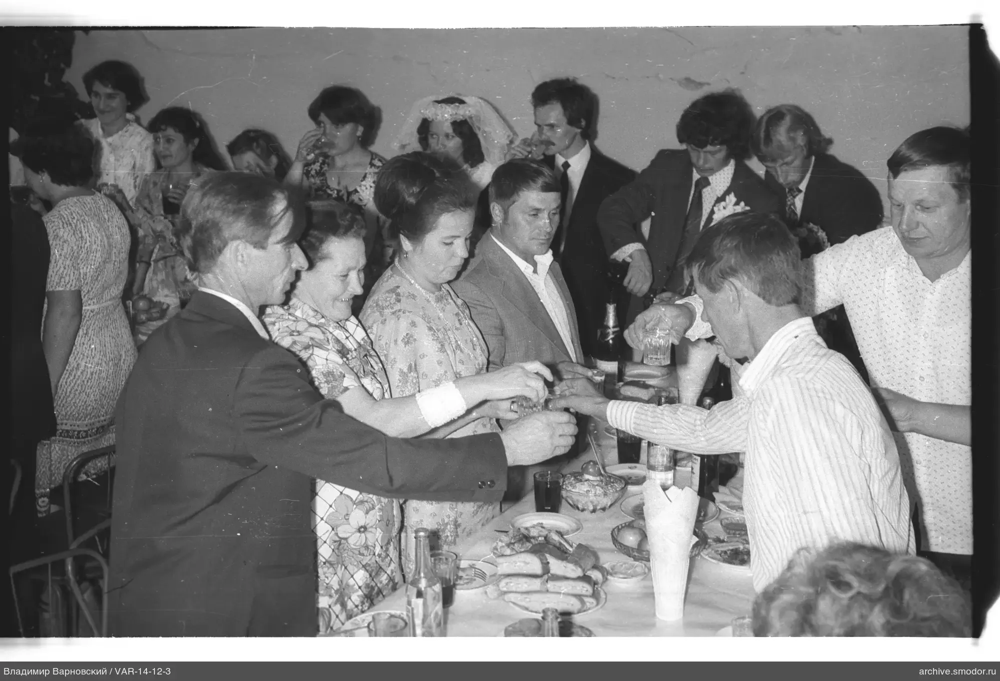 Gruppenhochzeit am Tisch