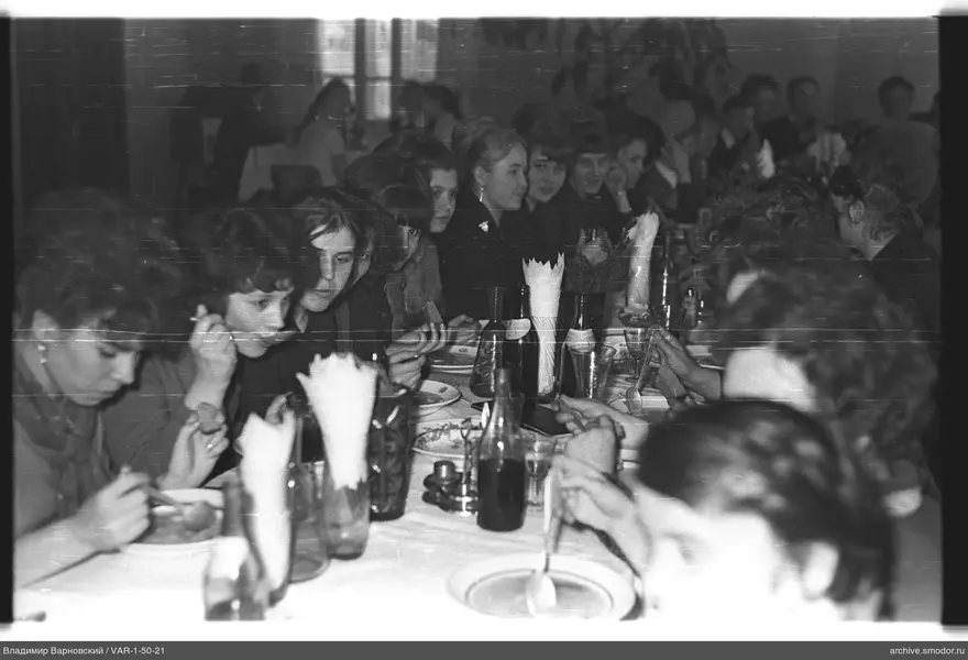 Gruppe am langen Tisch