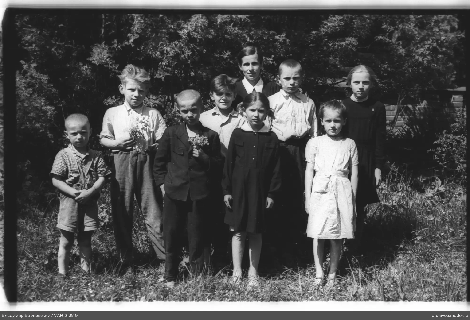Gruppenporträt von Kindern und Frau
