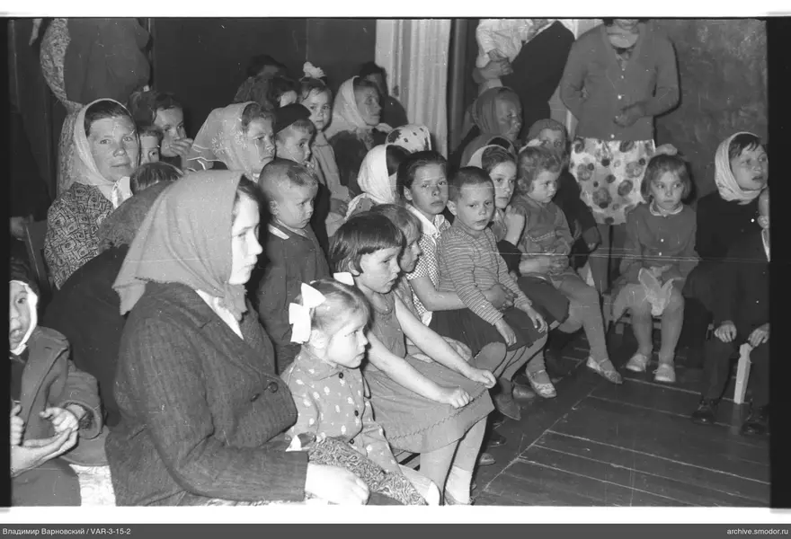 Gruppe von Frauen und Kindern im Raum