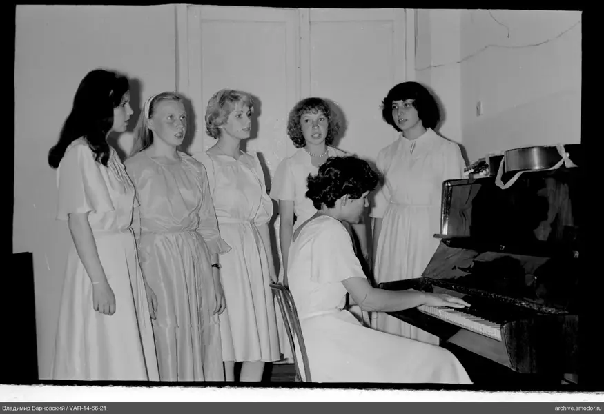 Group of women with piano and guitar