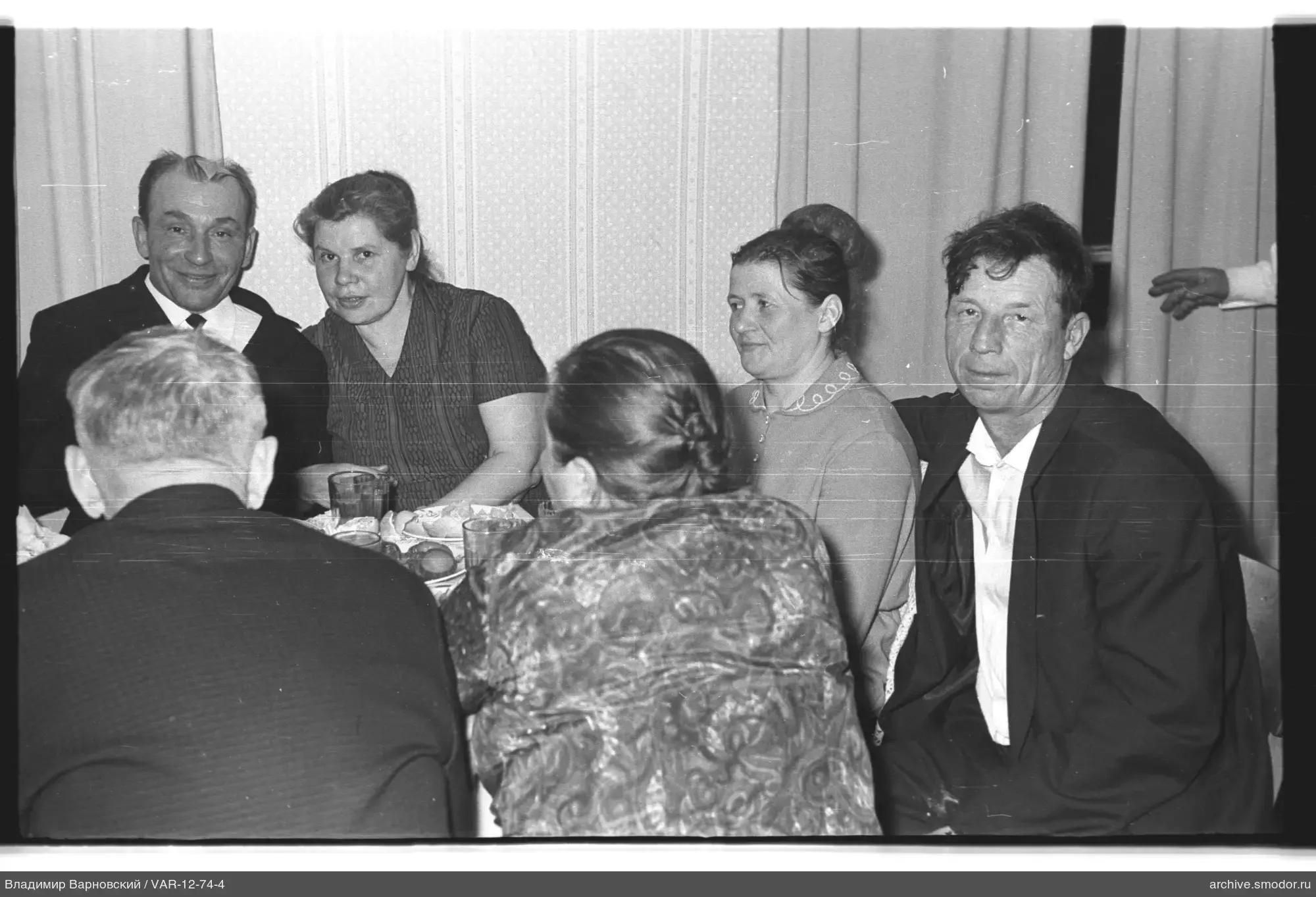 Gruppenporträt am Tisch