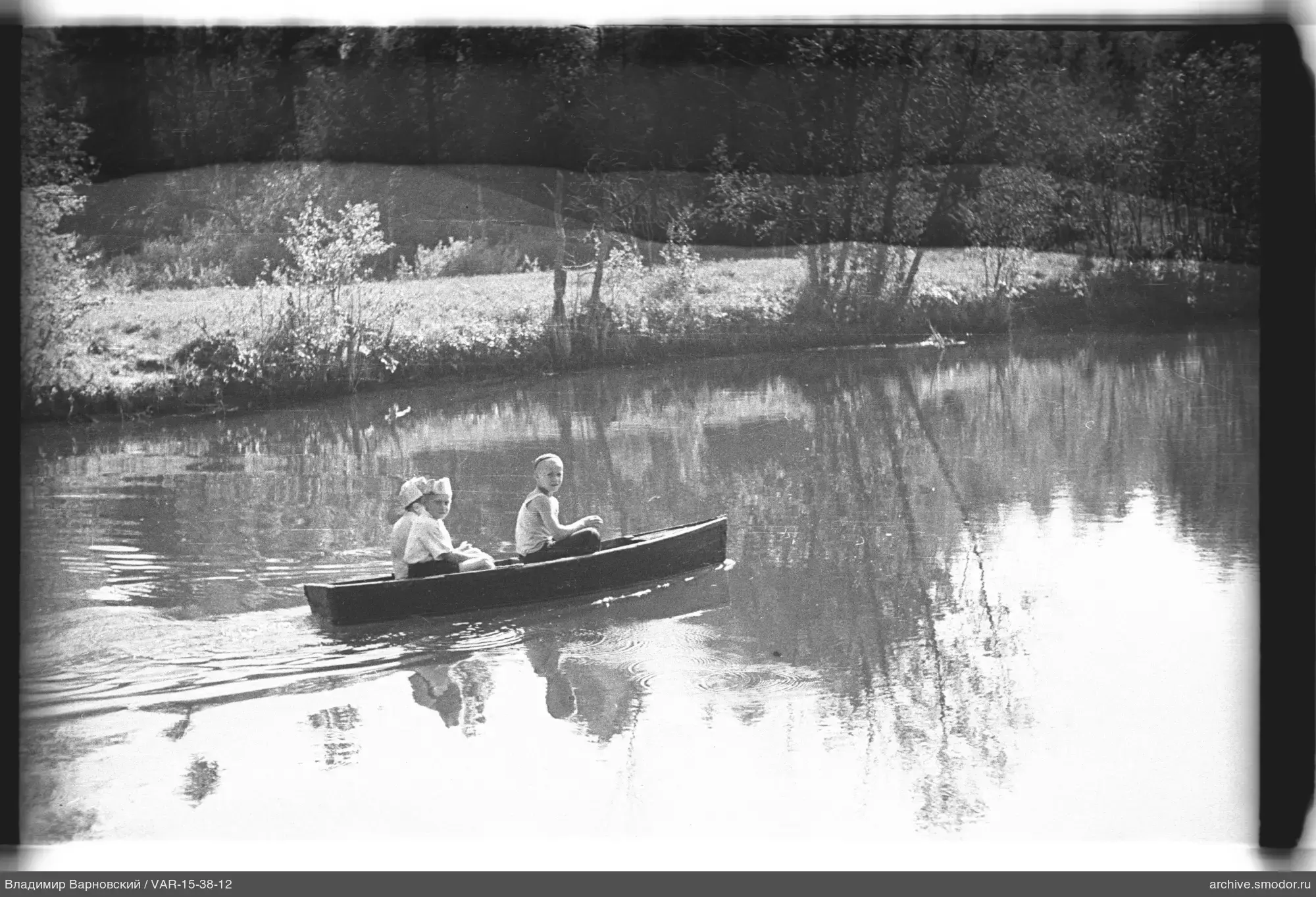 Kinder im Boot auf dem Wasser