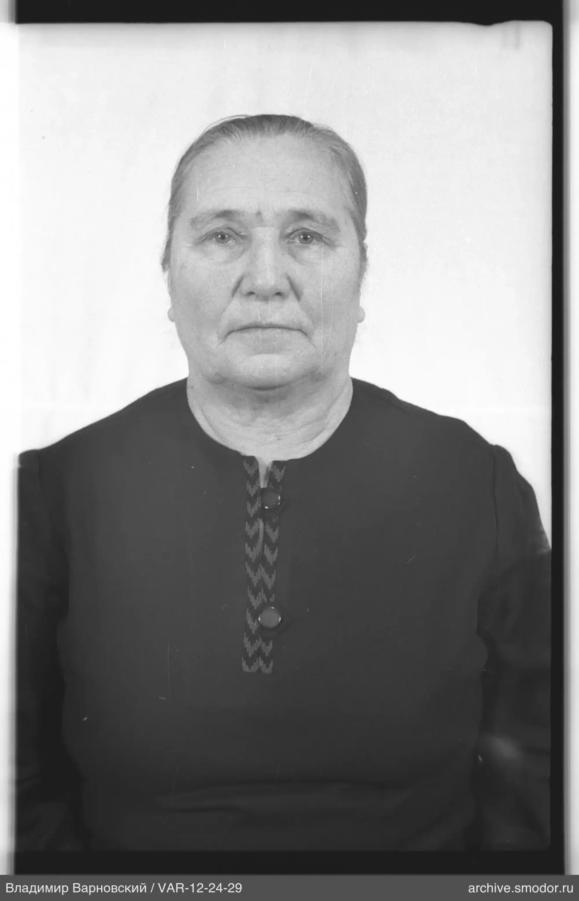 Портрет женщины в темном платье