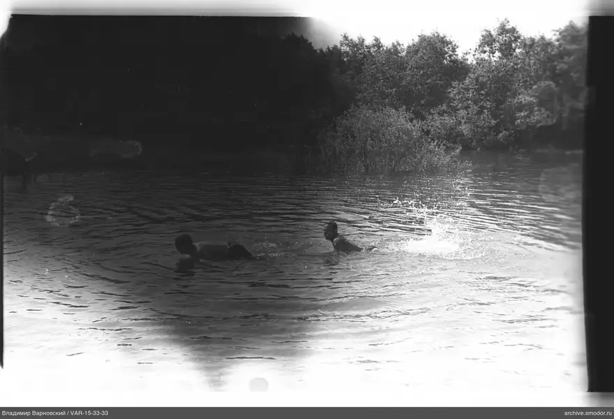 Zwei Personen schwimmen im Wasser