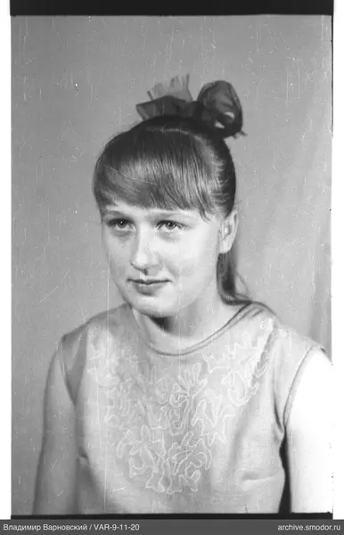 Porträt einer Frau in hellem Oberteil