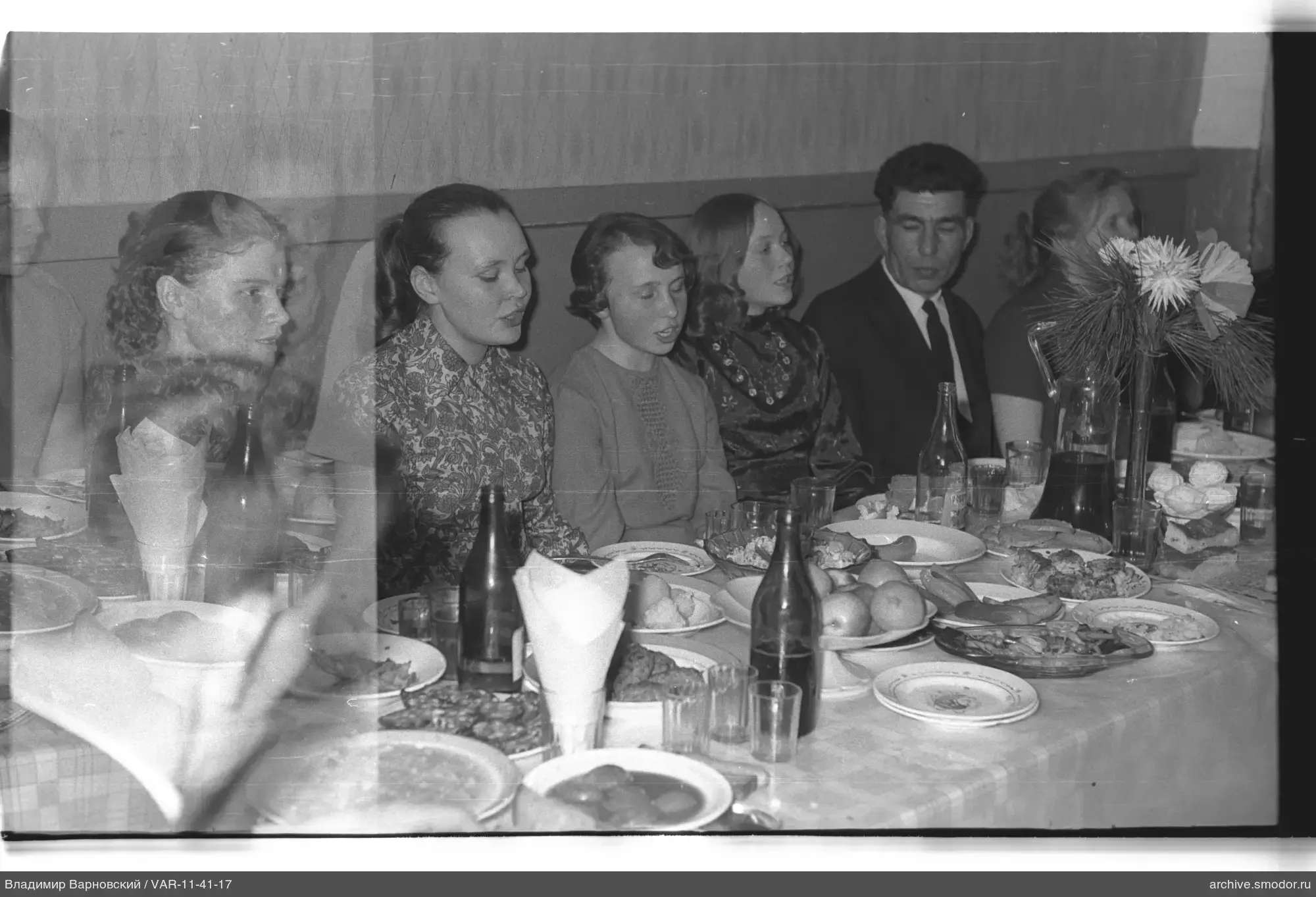 Gruppe am Tisch