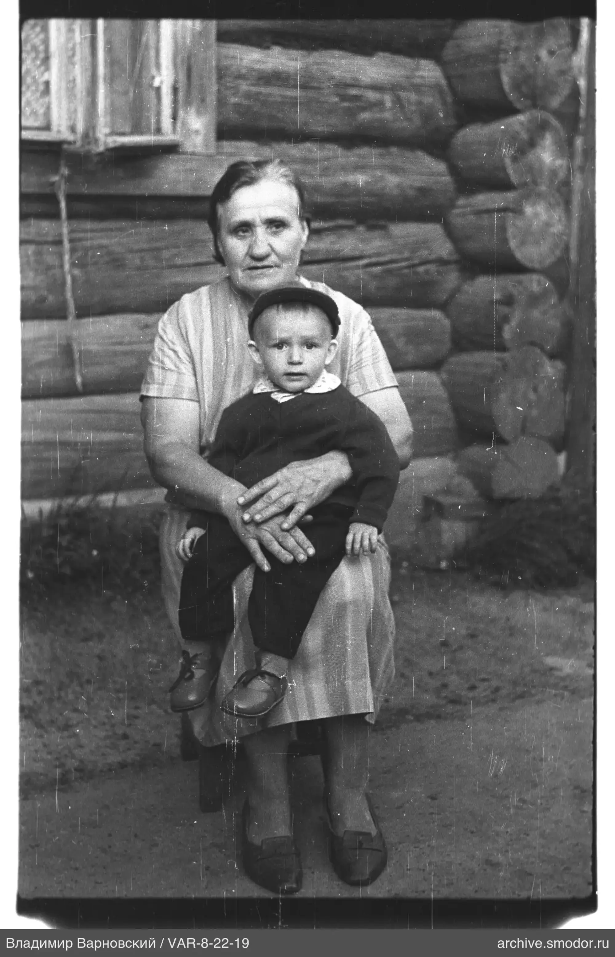 Женщина с ребёнком на коленях
