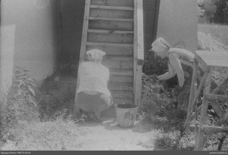 Zwei Frauen bei einer Holztreppe