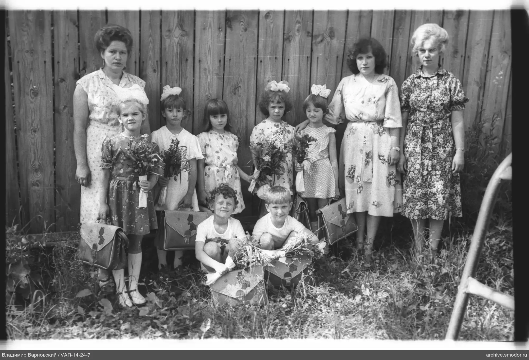 Gruppenporträt von Kindern und Frauen