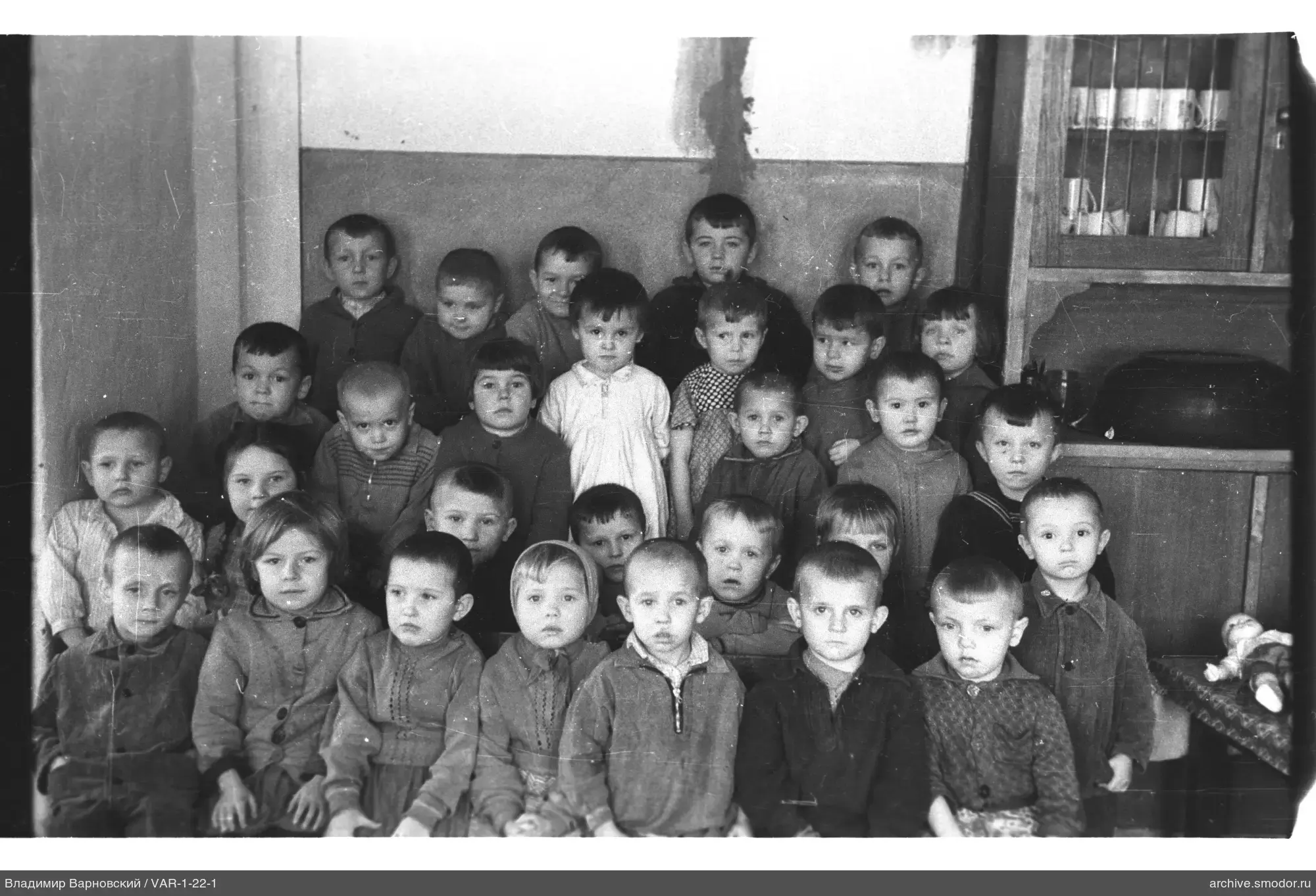 Gruppenporträt von Kindern an der Wand