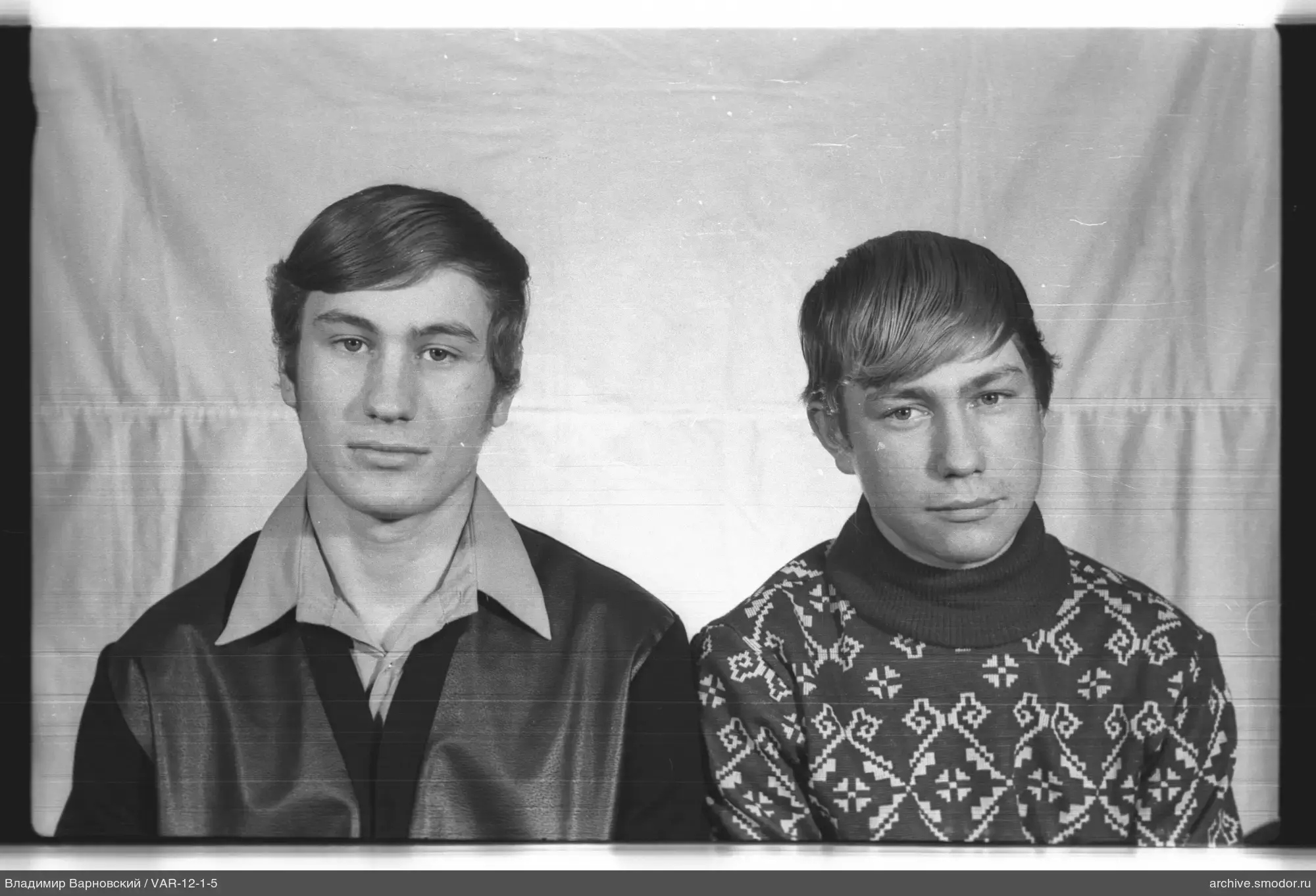 Два молодых мужчины на фотопортрете