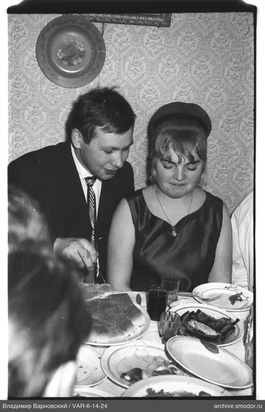 Man cutting bread at the table