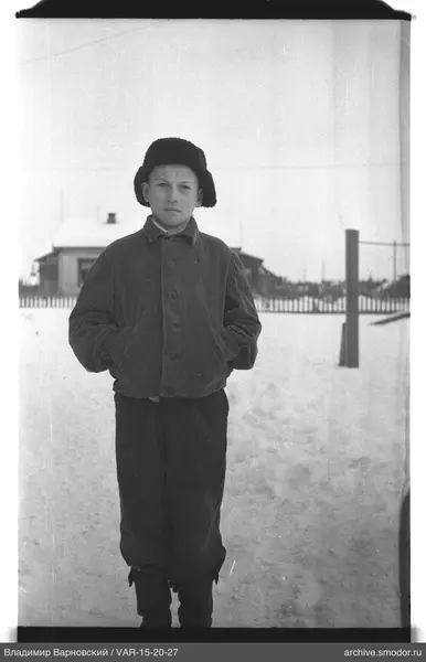 Ganzkörperporträt eines Jungen im Schnee