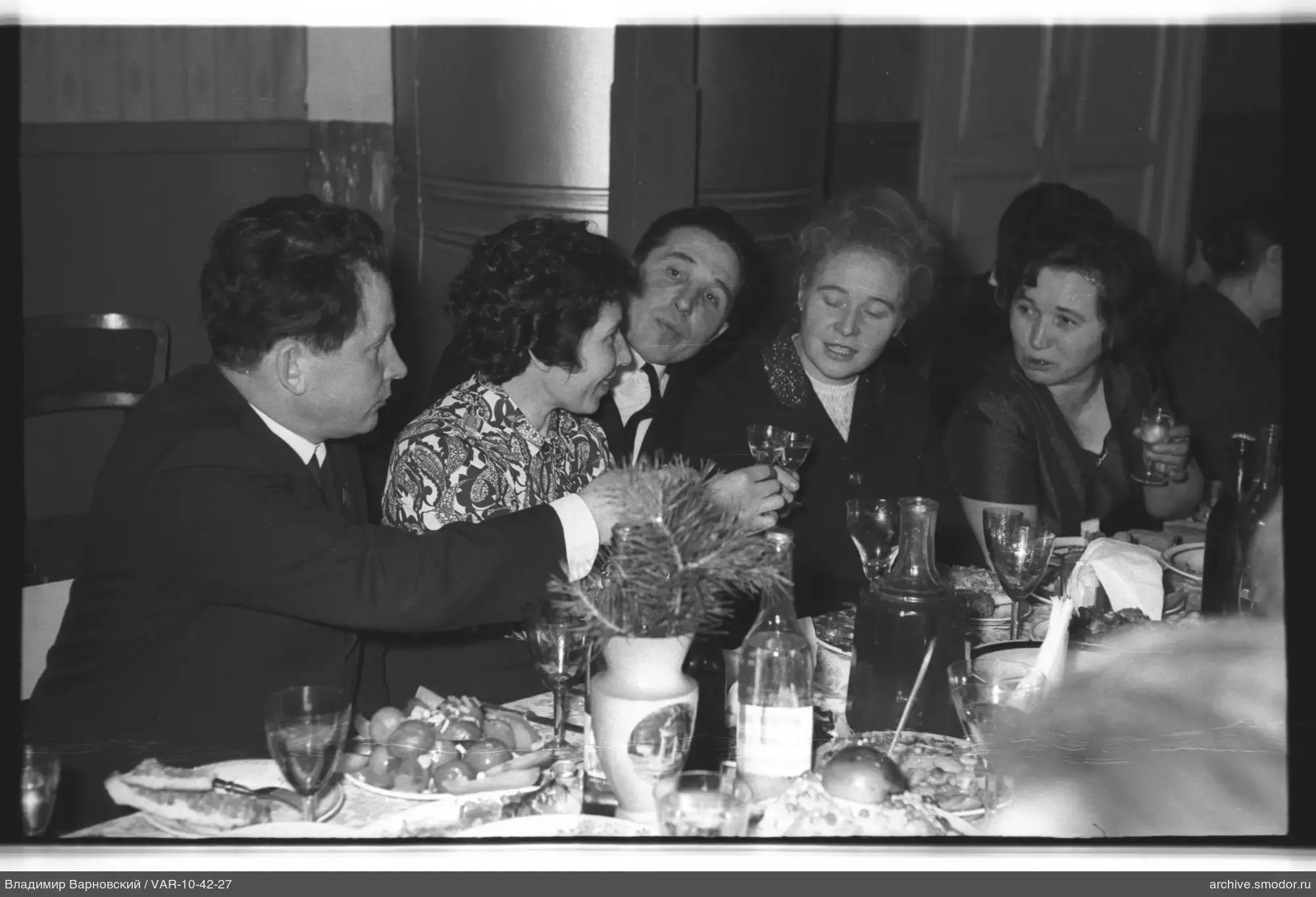 Gruppe bei Tisch mit Essen und Getränken