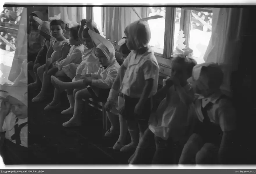 Gruppenporträt von Kindern am Fenster
