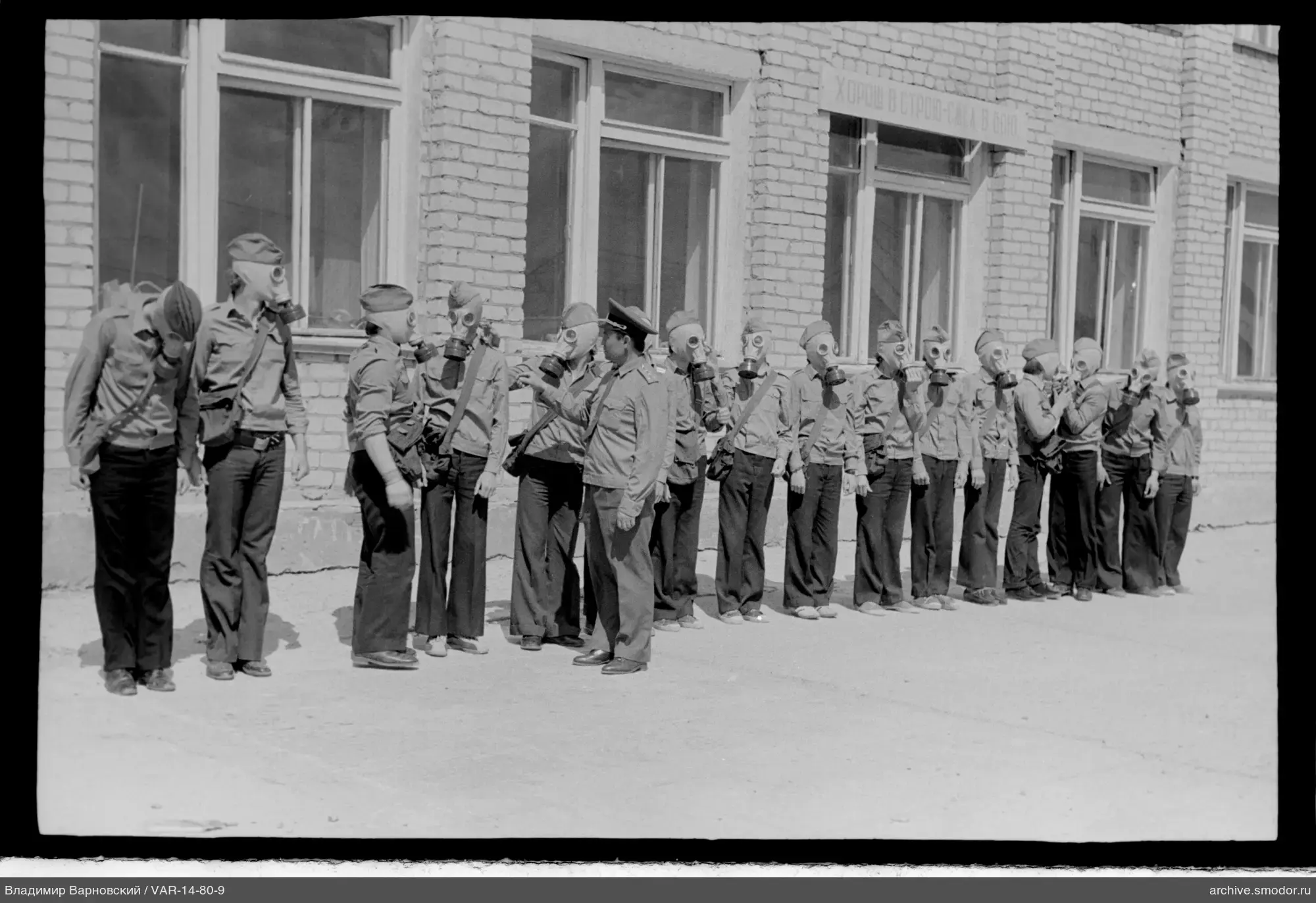 Gruppe in Militäruniformen und Gasmasken