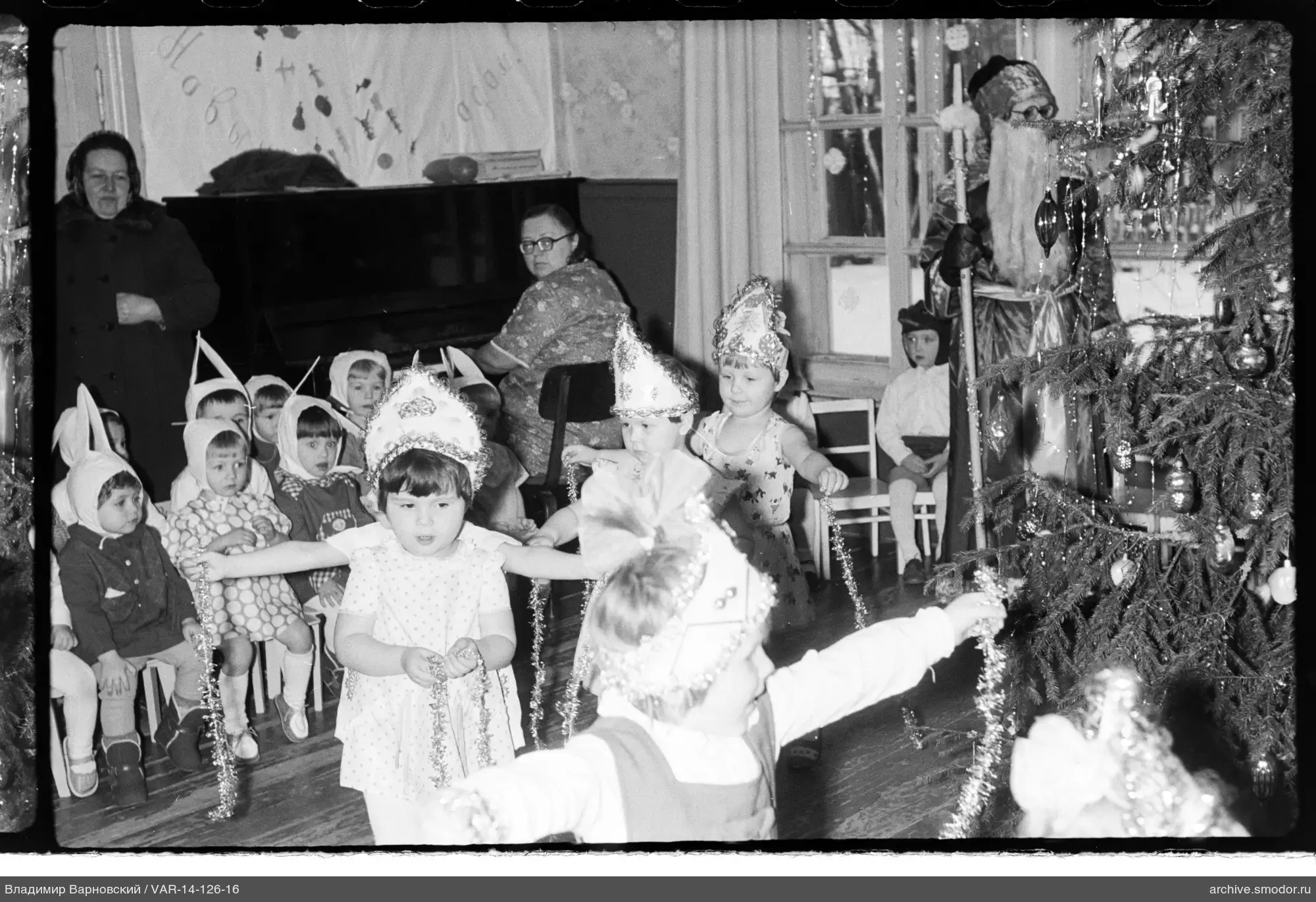 Kinder und Ded Moroz am Neujahrsbaum