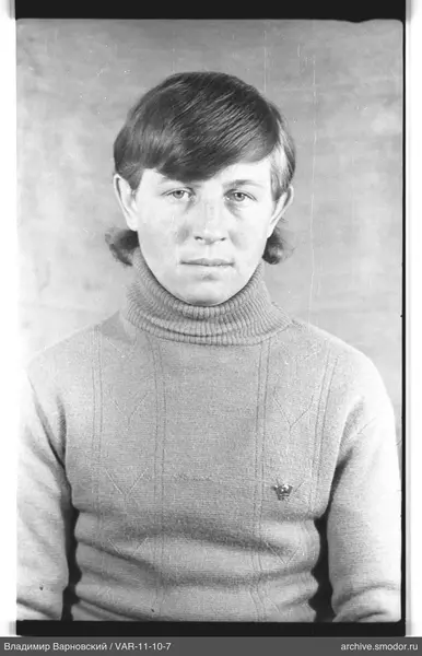 Porträt eines Mannes in einem Pullover mit Emblem