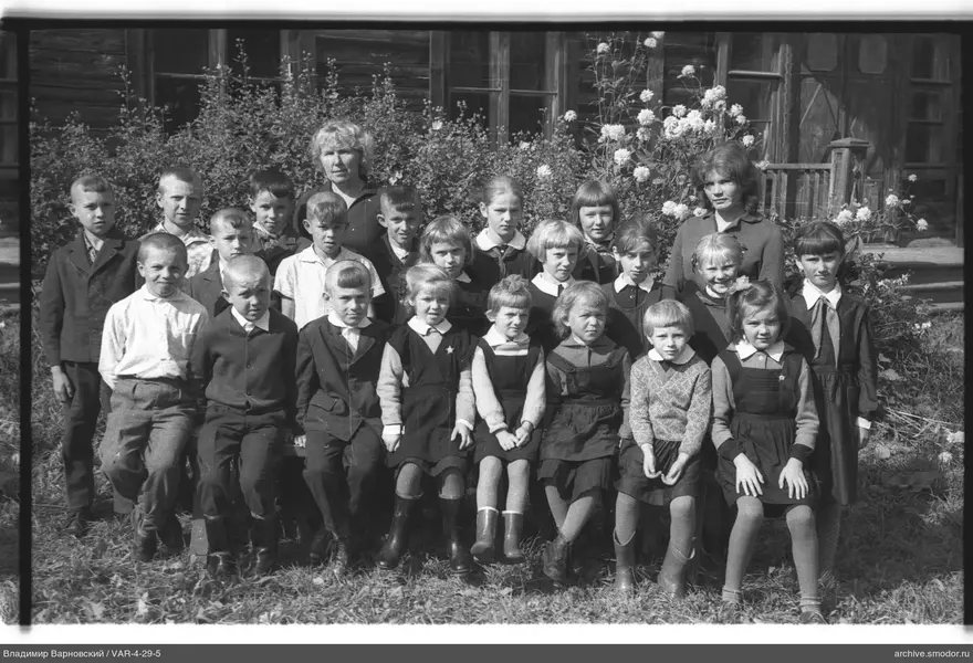 Gruppenporträt von Kindern und Frauen