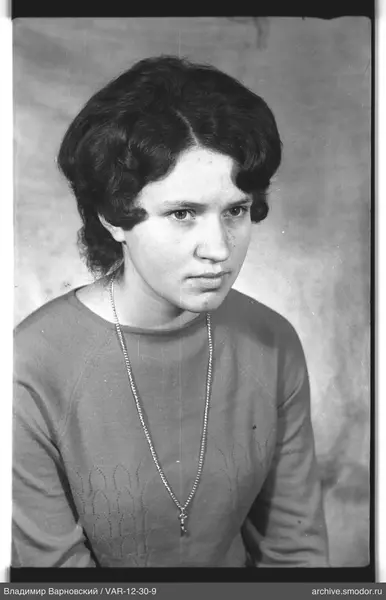 Porträt einer Frau in hellem Pullover
