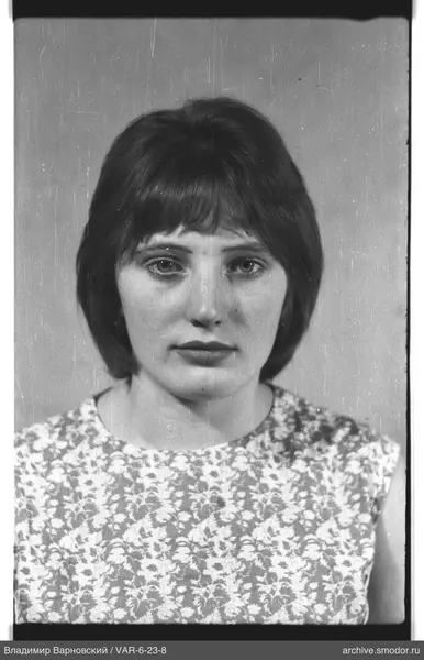 Porträt einer Frau mit kurzen dunklen Haaren