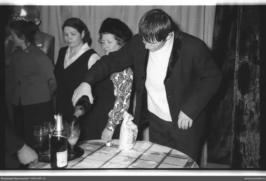 Mann gießt Champagner bei einer Feier
