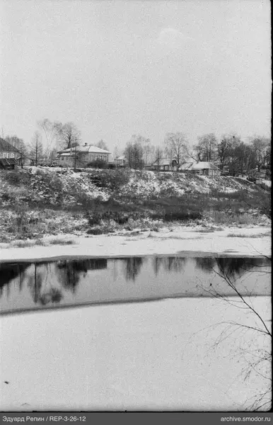 Fluss mit Bäumen am Ufer