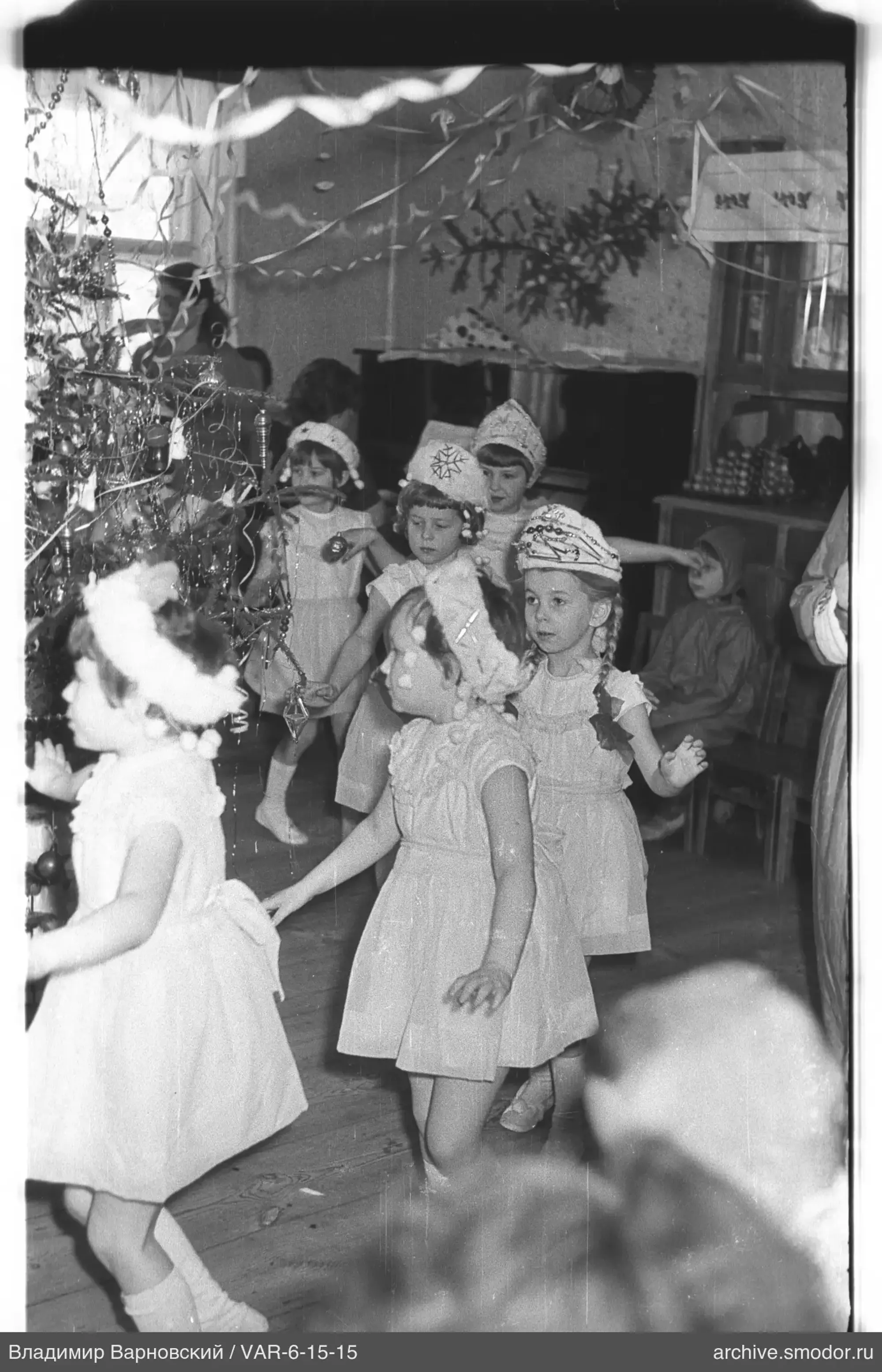 Gruppenaufnahme von Mädchen mit Weihnachtsbaum