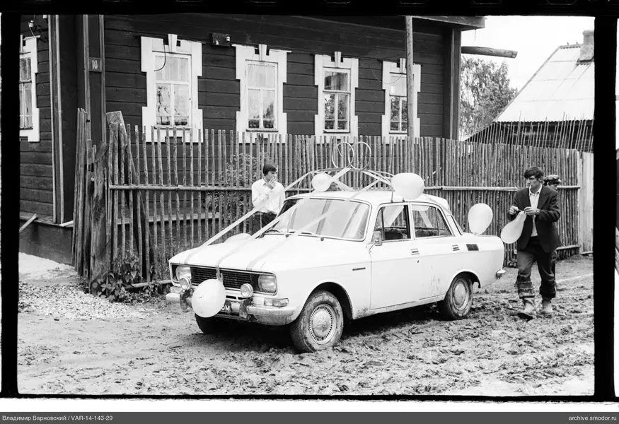 Украшенный автомобиль и мужчины у дома