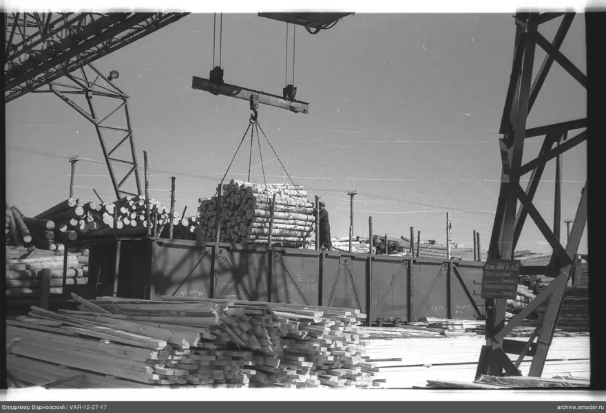Подъем бревен краном на платформу