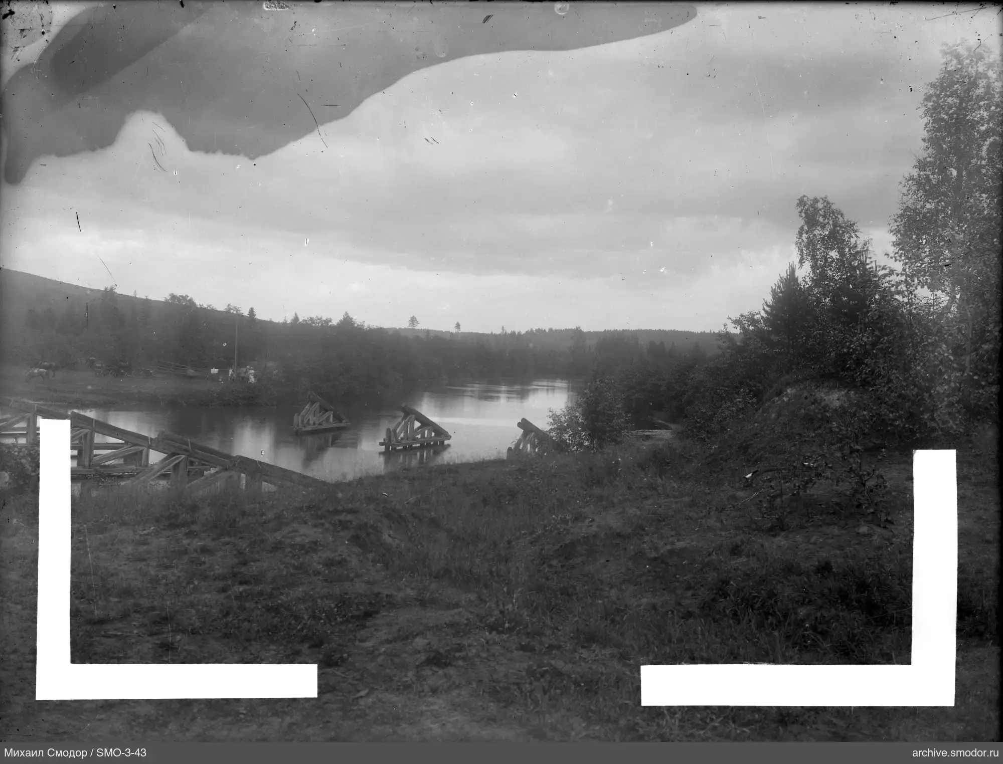 Fluss mit Brückenteilen