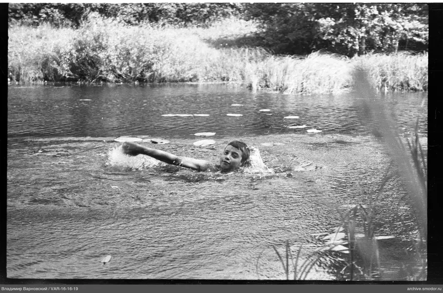Junge schwimmt im Wasser