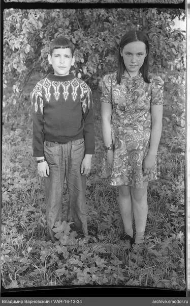 Junge und Mädchen im Gruppenfoto