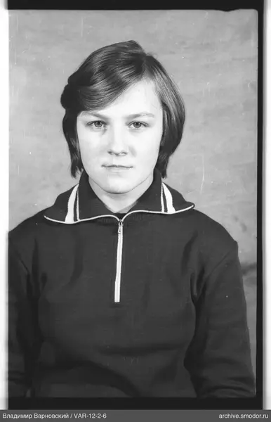 Porträt einer Frau in dunklem Pullover