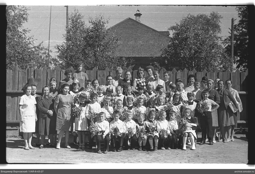 Gruppenporträt von Kindern und Frauen
