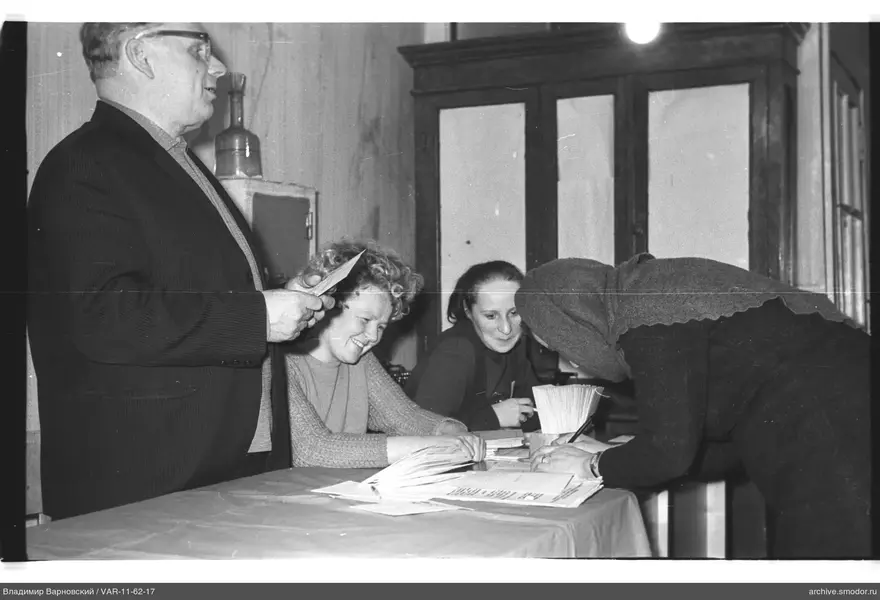 Mann und Frauen am Tisch