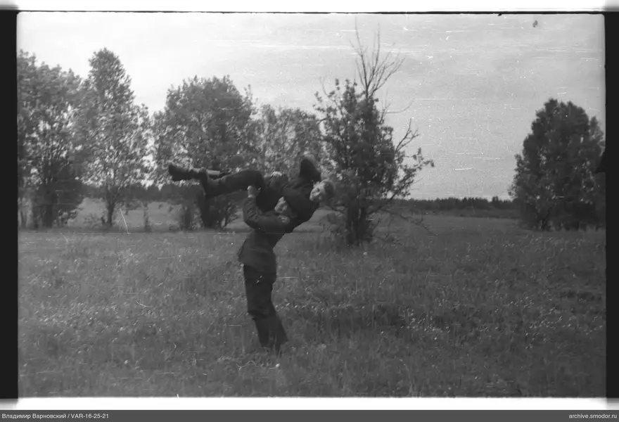 Mann hebt Kind auf Feld