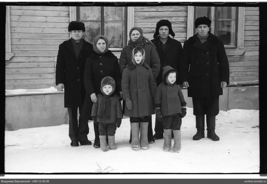 Группа на снегу перед домом