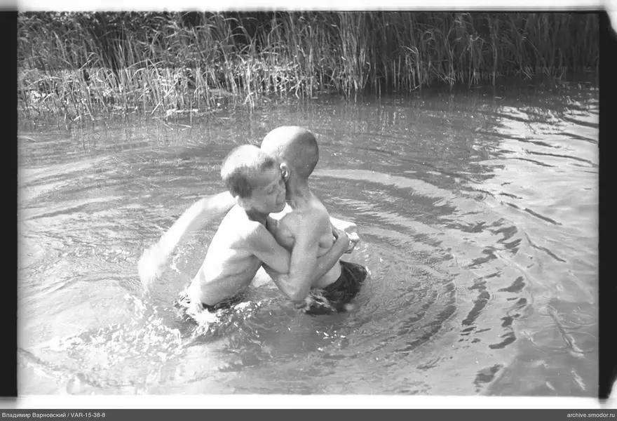 Zwei Jungen im Wasser