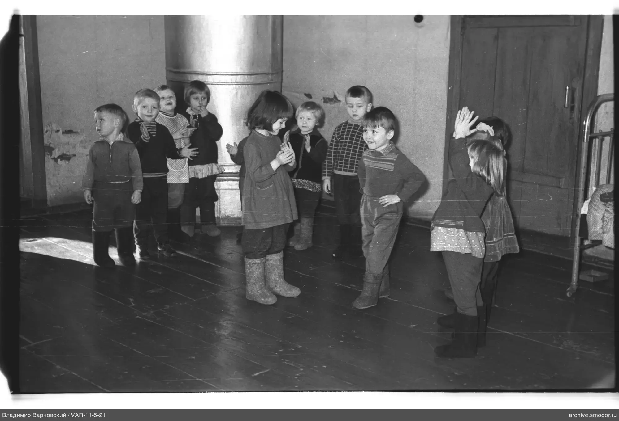 Gruppe von Kindern im Raum