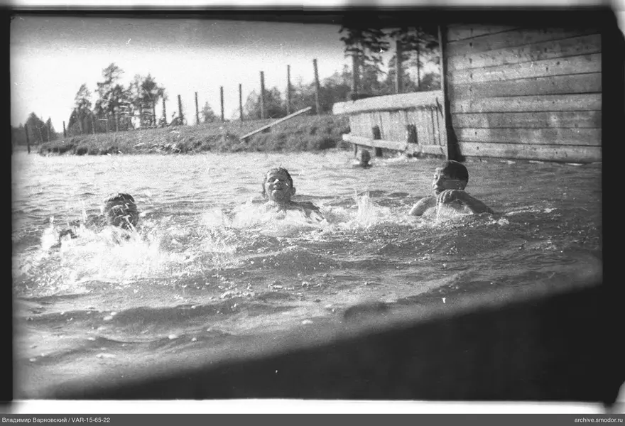 Drei Jungen im Wasser bei der Pier
